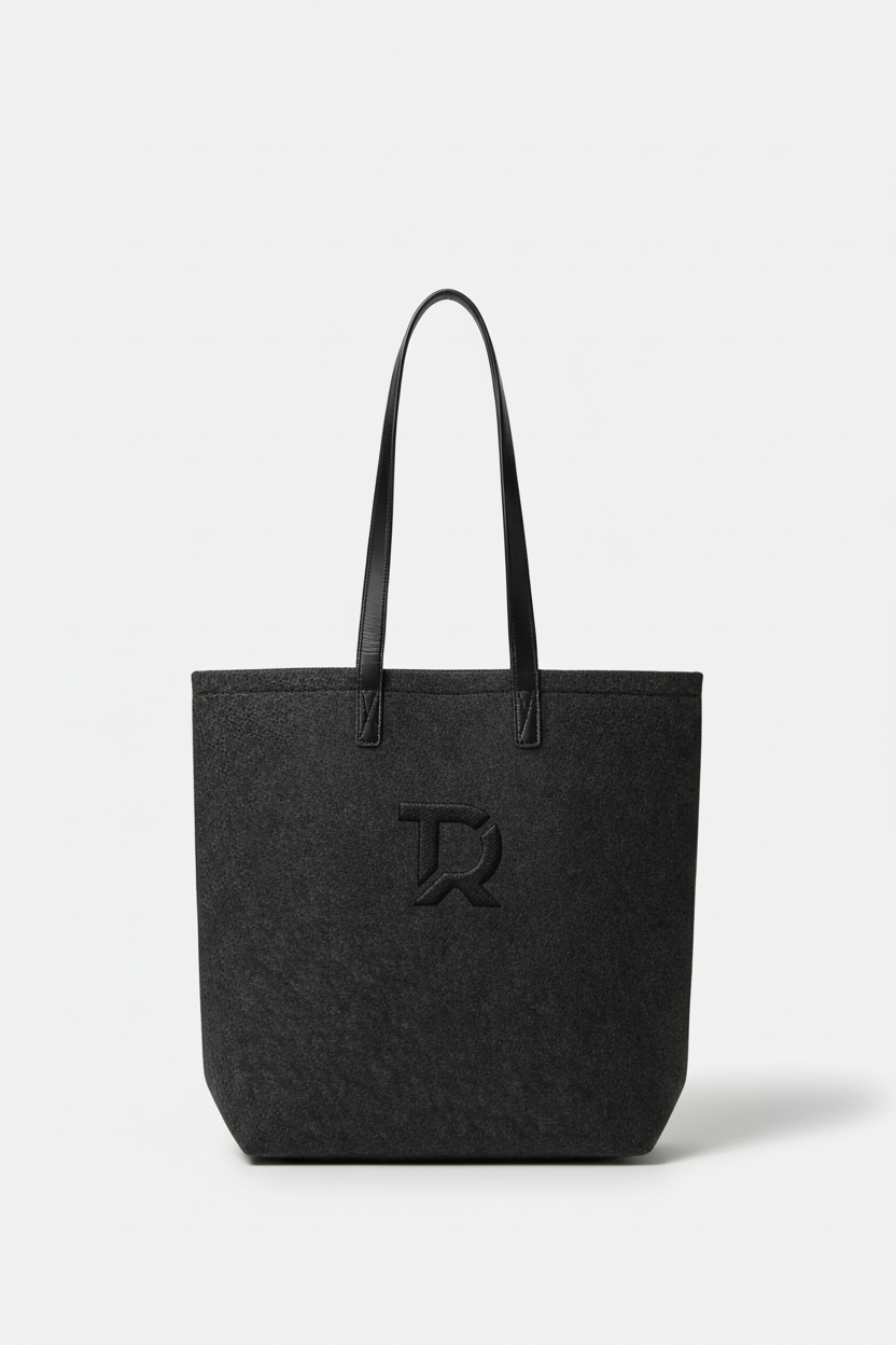 Borsa nera con logo su fondo bianco