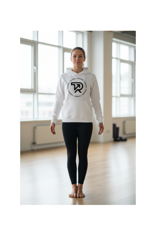 Modella con felpa bianca TR in yoga